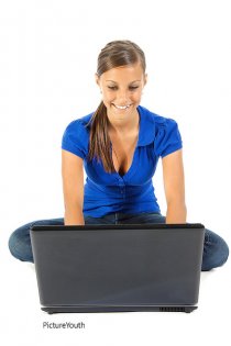 kobieta pracująca przez komputerem