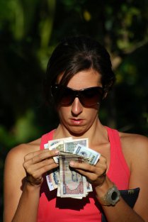 kobieta licząca pieniądze